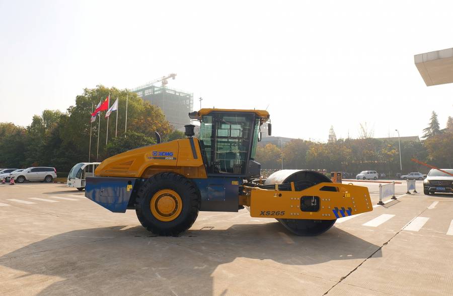 Фотография Каток одновальцовый грунтовый с гидравлическим полным приводом XS265