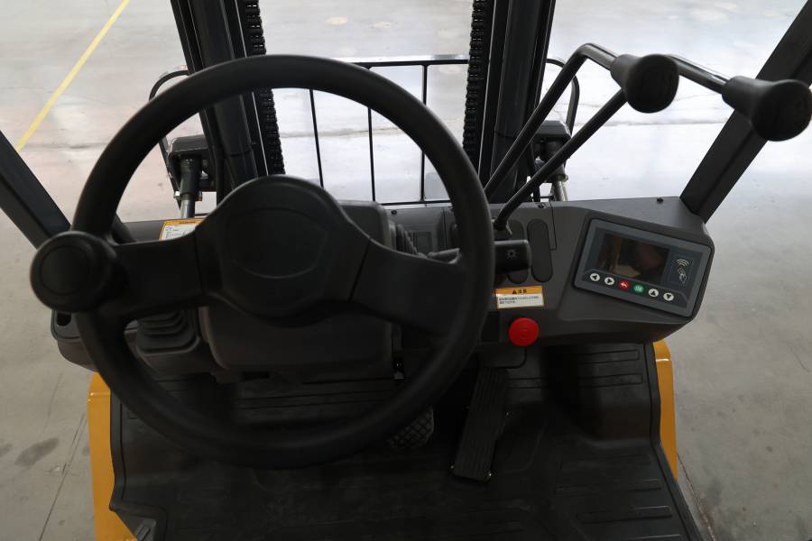 Фотография Вилочный погрузчик электрический XCB20-L5