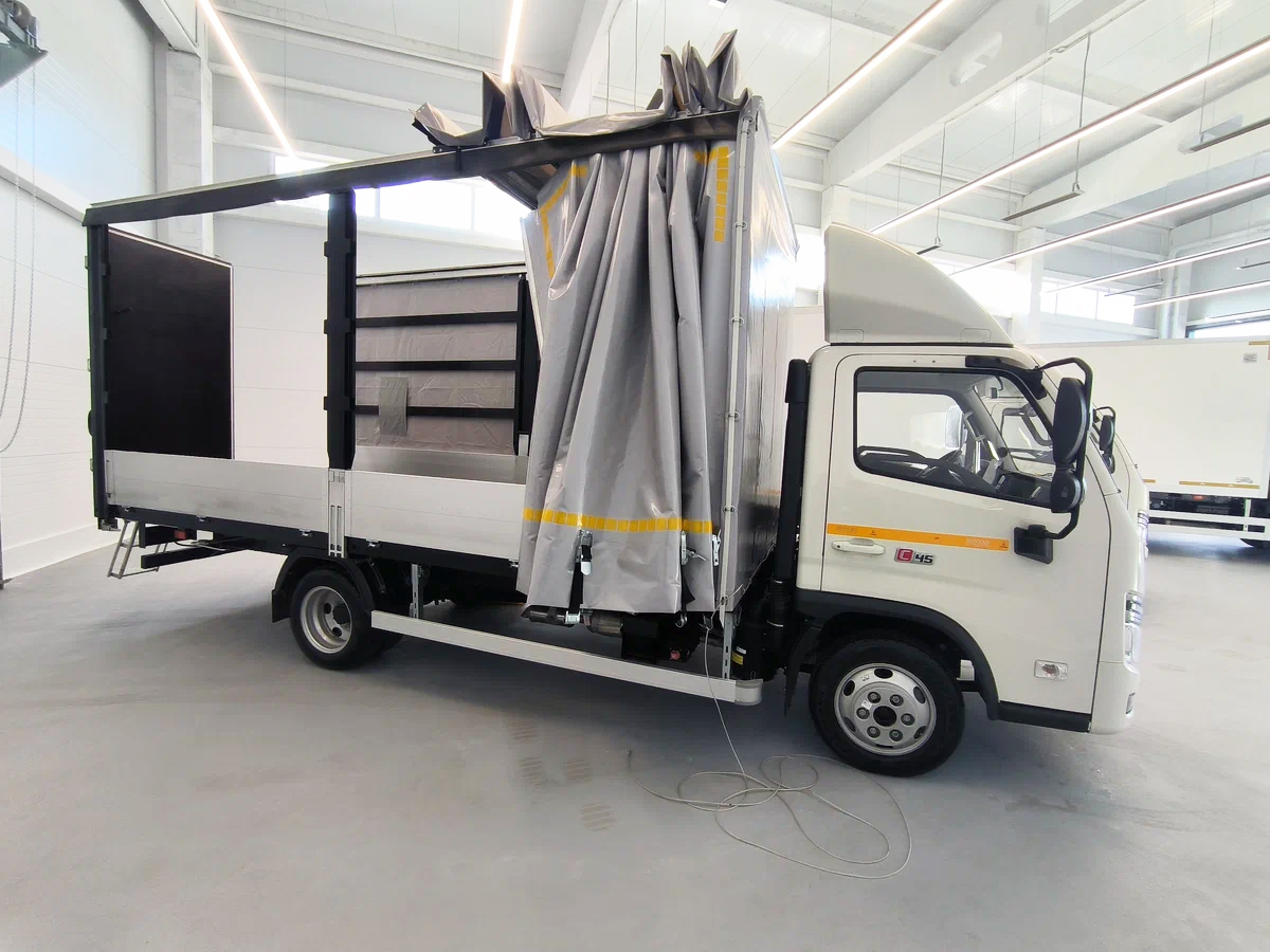 Фотография Forland 3 со сдвижным тентом