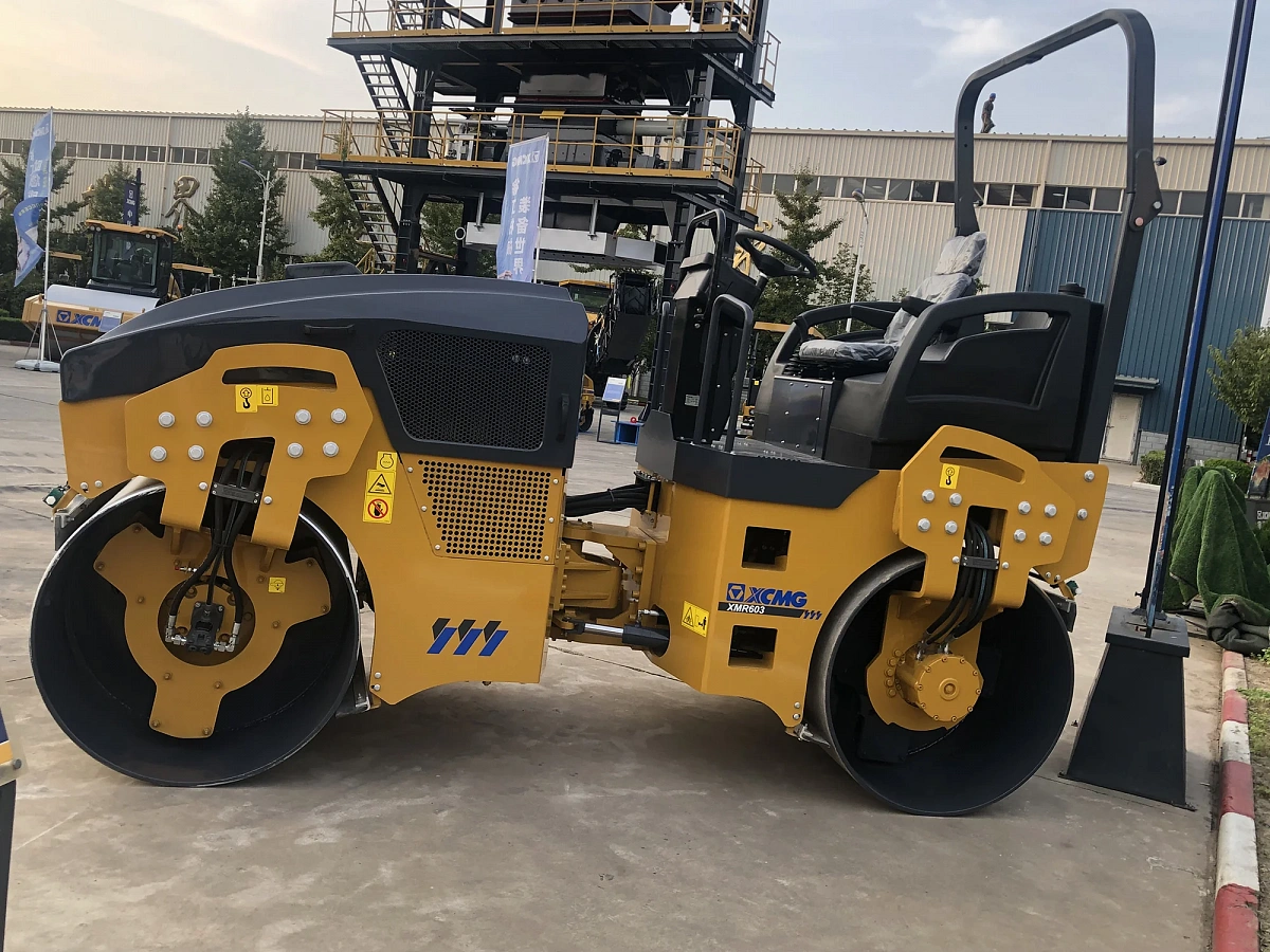 Фотография Каток тротуарный двухвальцовый XMR603