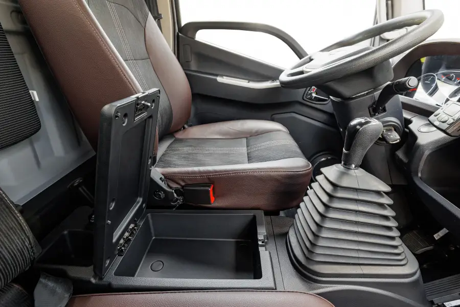 Фотография Forland 8 со сдвижным тентом