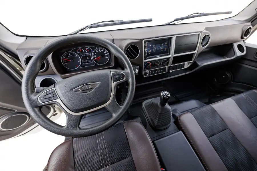 Фотография Forland 8 со сдвижным тентом